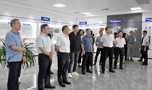 青岛市政协副主席薄涛一行莅临尊龙凯时集团，共探大康健立异前沿